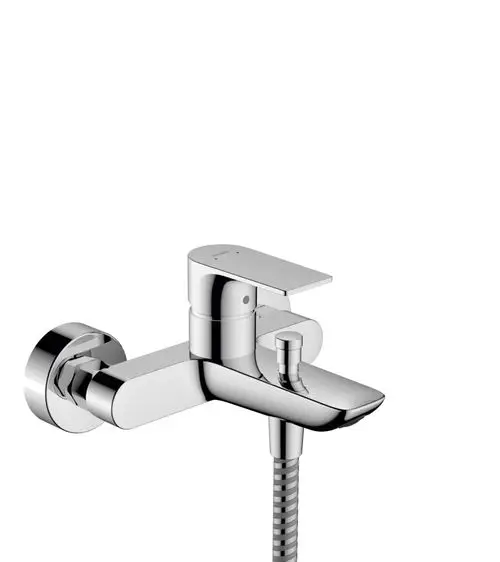 Chromfarbener Einhebel-Wannenmischer von Hansgrohe, Wandmontage, mit einem Wasserhahn und einer flexiblen Schlauchverbindung.